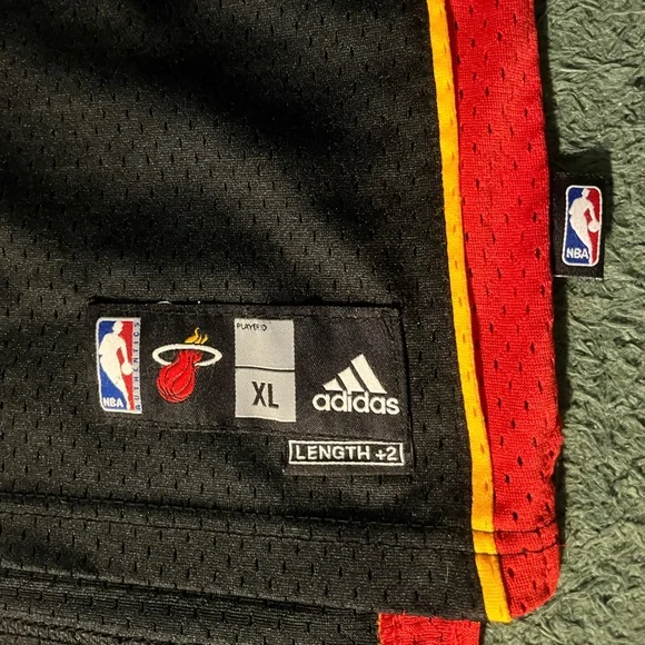 Dwayne Wade Miami Heat #3 Black Away Boy’s XL/ Men’s Small - Picture 3 of 6